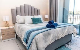 Luxury Ultra Modern Apartment - Queen Bed, Inverter, Pool, Gym & Spacious Balcony